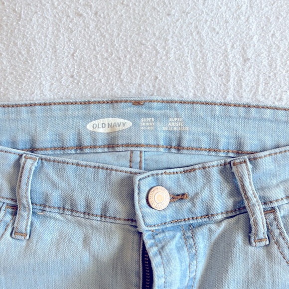 Light wash old navy skinny jeans. Size 8 - Picture 3 of 7